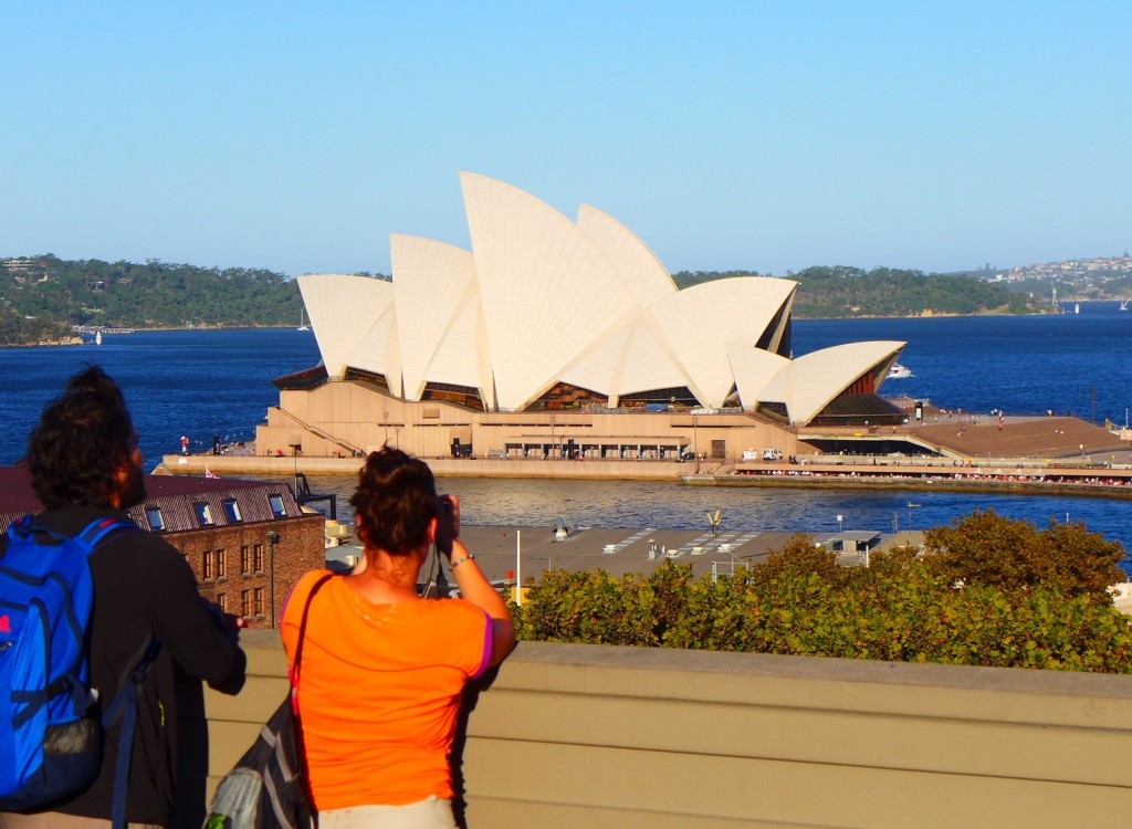 Die  Architektur der Sydney Oper erinnert an Segel im Wind - ein beeindruckendes Bauwerk  