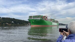 Container-Riese im Nord-Ostsee-Kanal. Die künstliche Wasserstraße verbindet die Nordsee (Elbmündung) mit der Ostsee (Kieler Förde)
